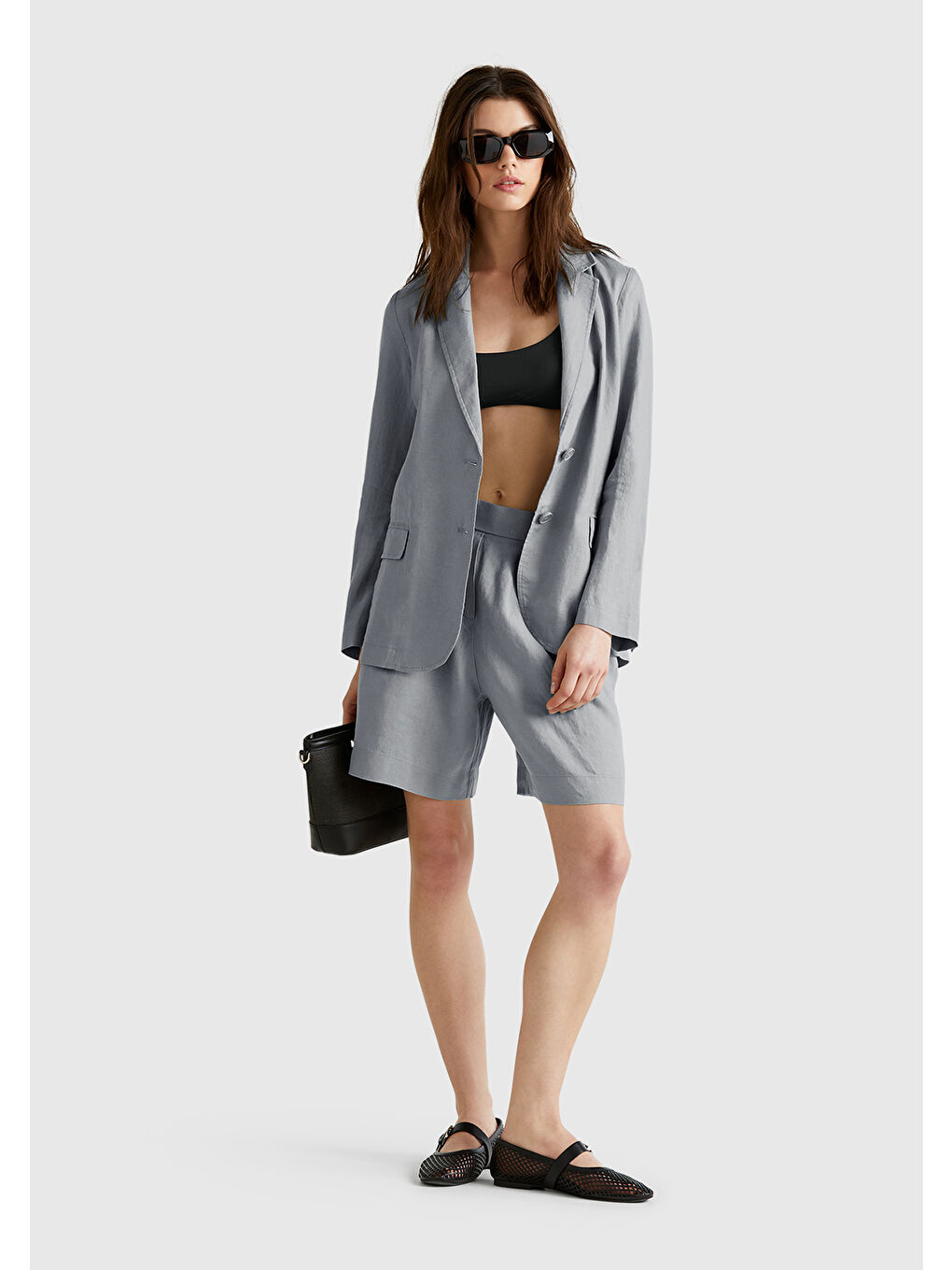 Kadın Gri %100 Keten Arka Beli Lastikli Pileli Relax Fit Bermuda Şort-4