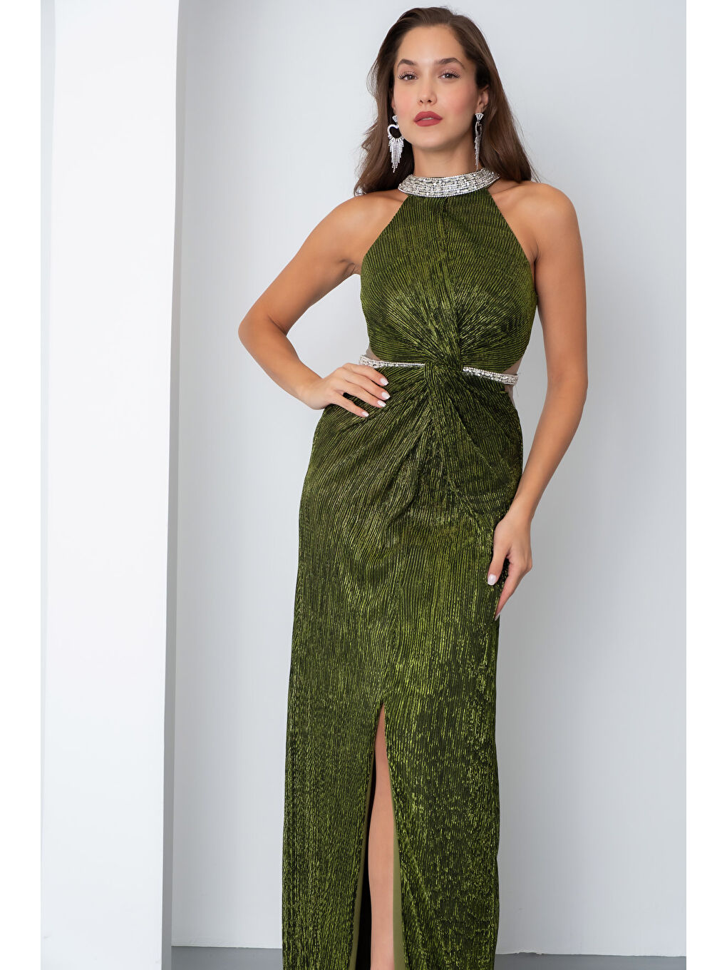 Kadın Zümrüt Yeşili Halter Yaka Taşlı Uzun Abiye Elbise-2