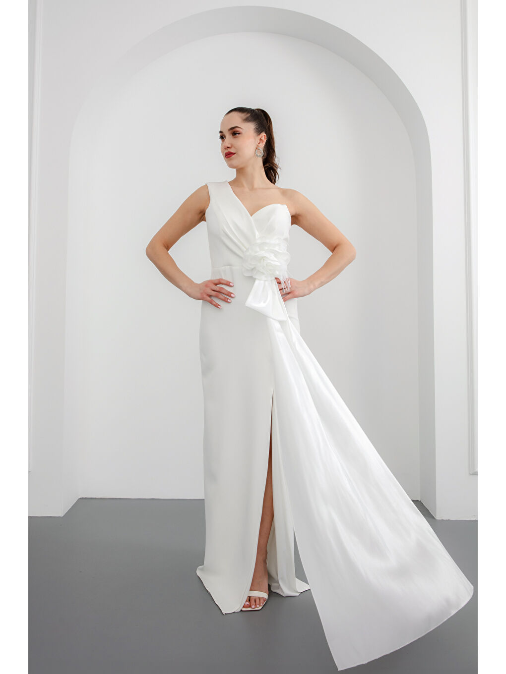 Kadın Beyaz Tek Kol Gül Detaylı Yırtmaçlı Uzun Abiye Elbise