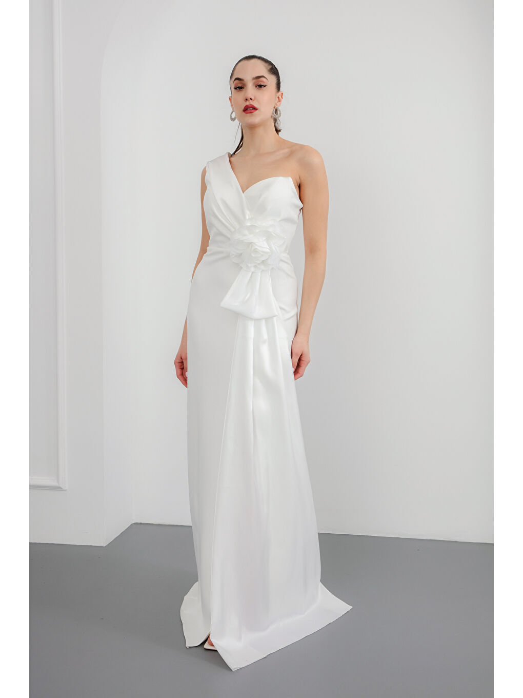 Kadın Beyaz Tek Kol Gül Detaylı Yırtmaçlı Uzun Abiye Elbise-1