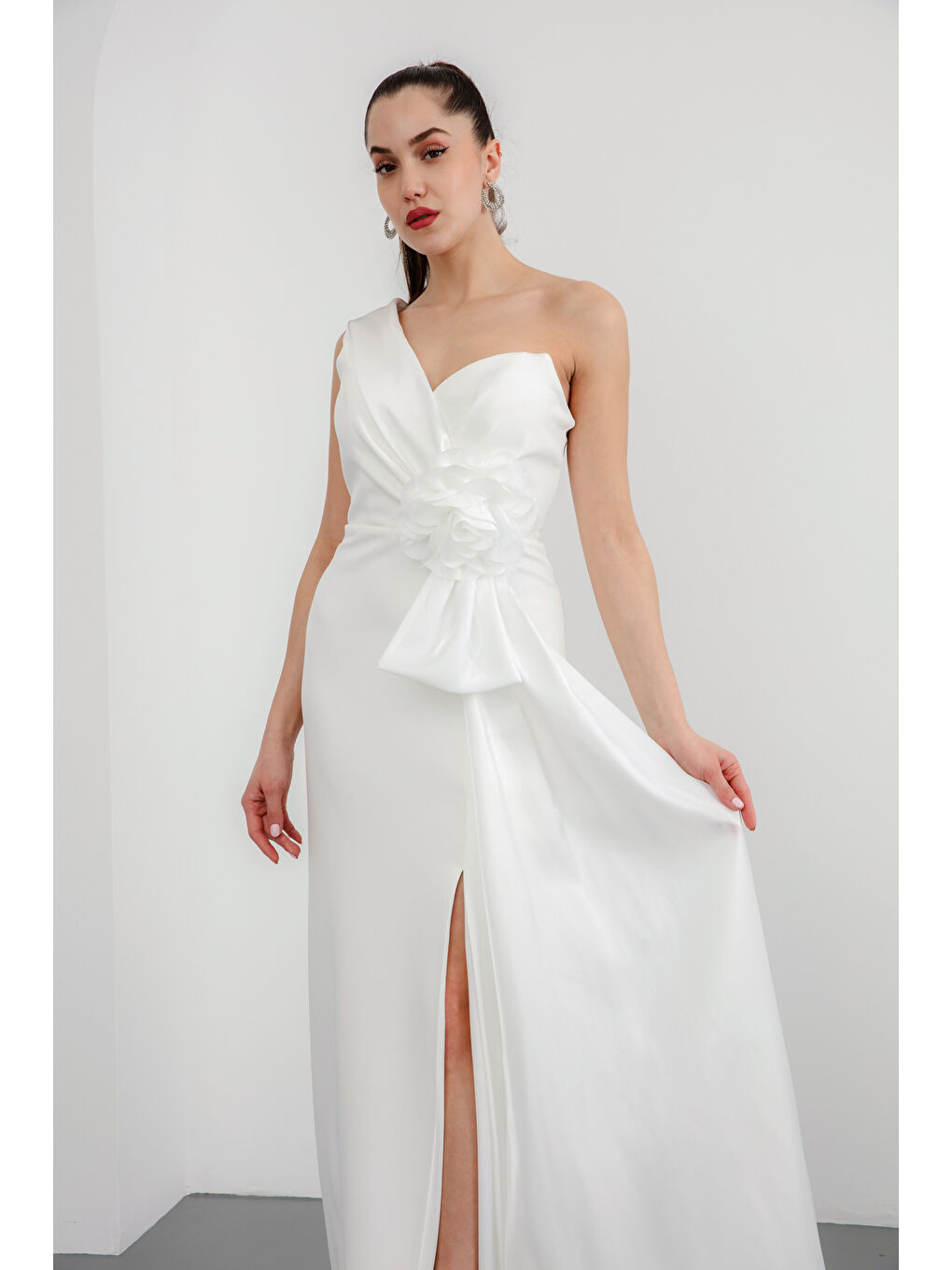 Kadın Beyaz Tek Kol Gül Detaylı Yırtmaçlı Uzun Abiye Elbise-2