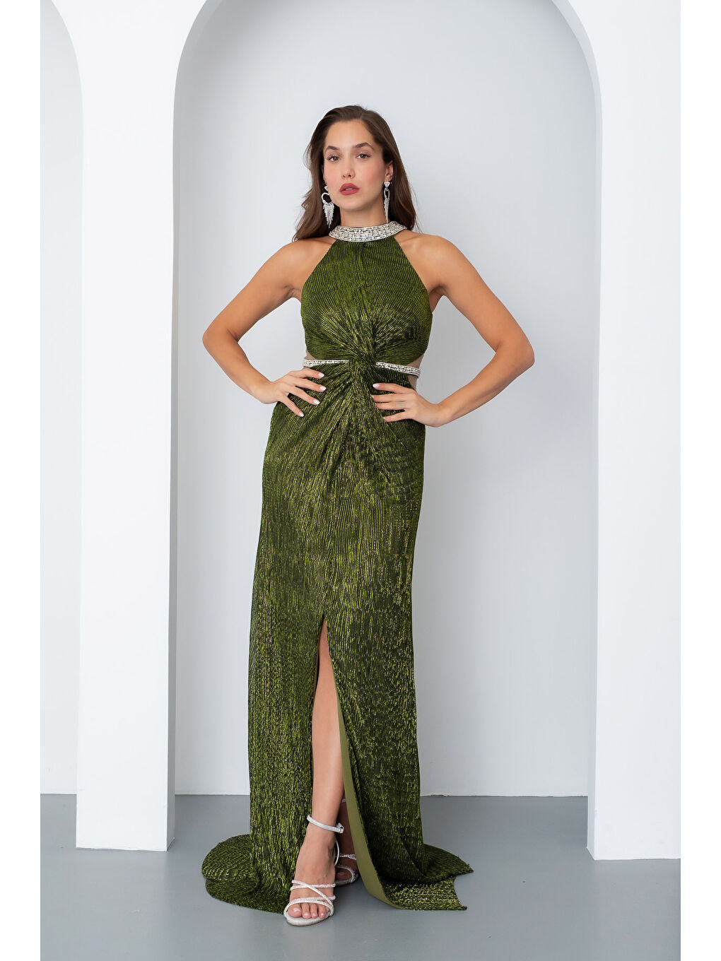 Kadın Zümrüt Yeşili Halter Yaka Taşlı Uzun Abiye Elbise-3
