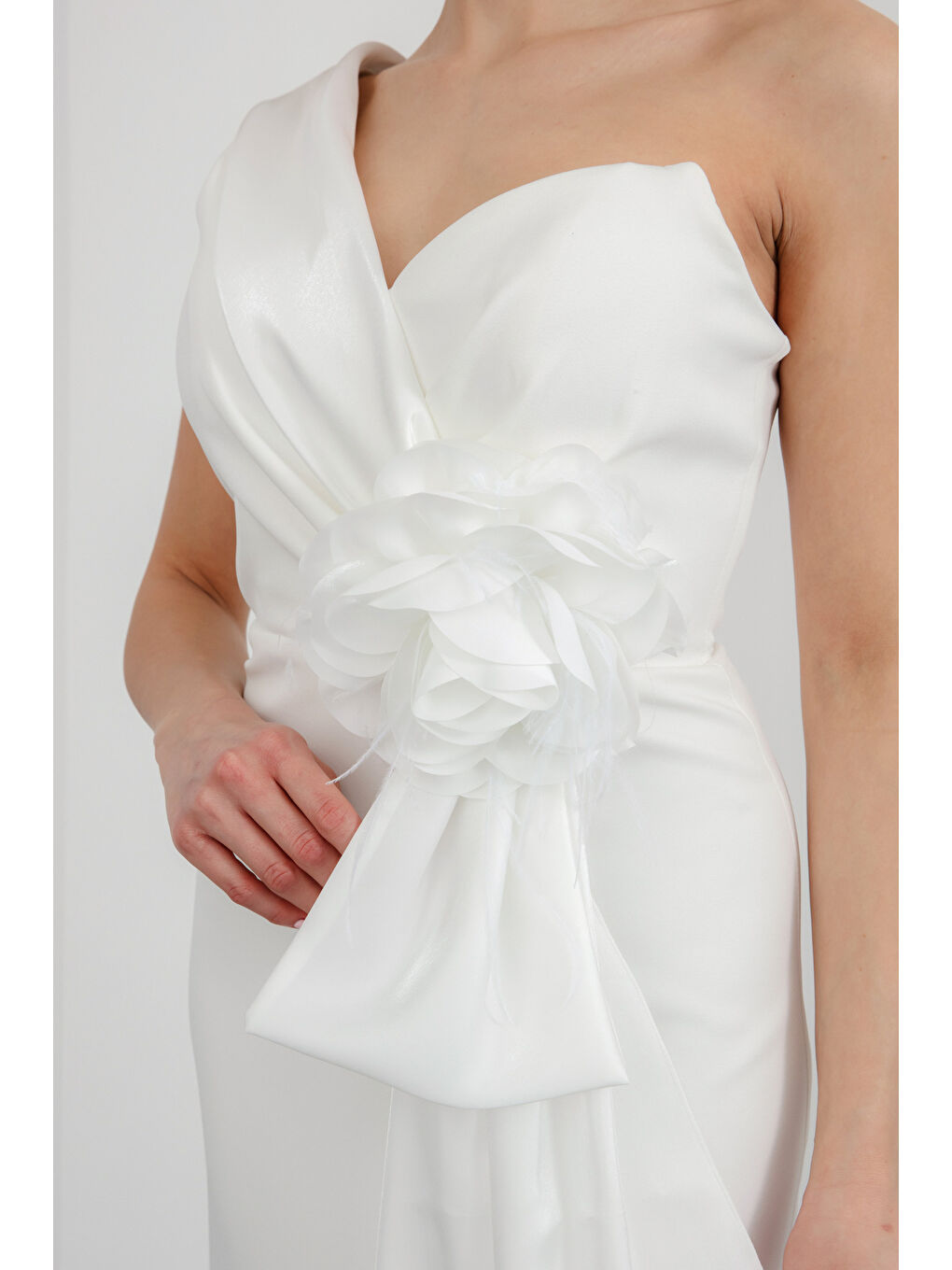 Kadın Beyaz Tek Kol Gül Detaylı Yırtmaçlı Uzun Abiye Elbise-3