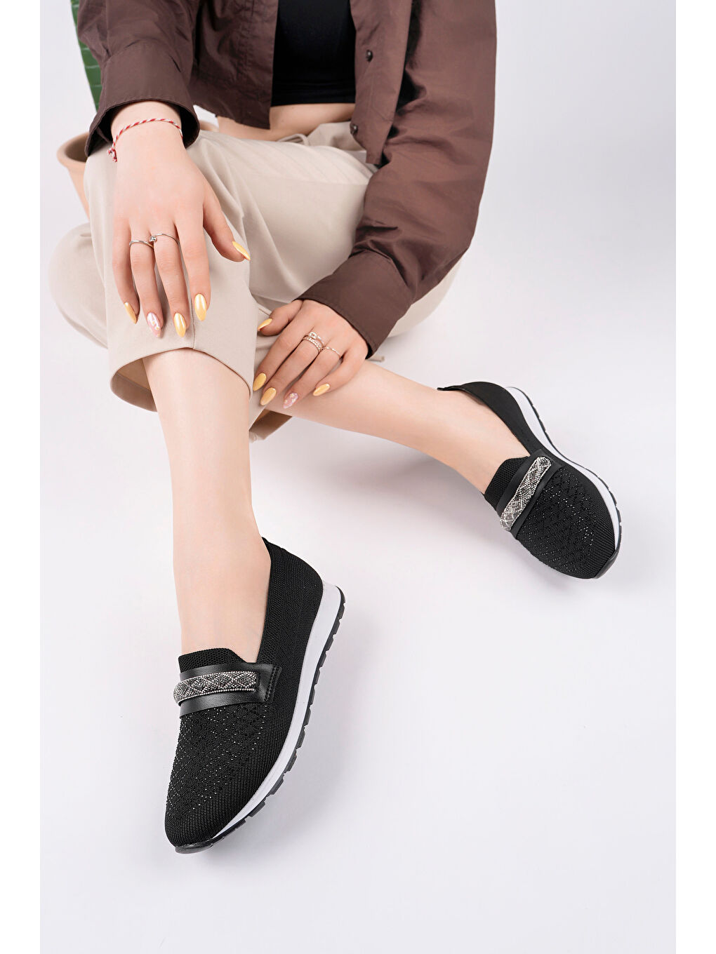 Siyah Taş Detaylı Günlük Spor Babet-1