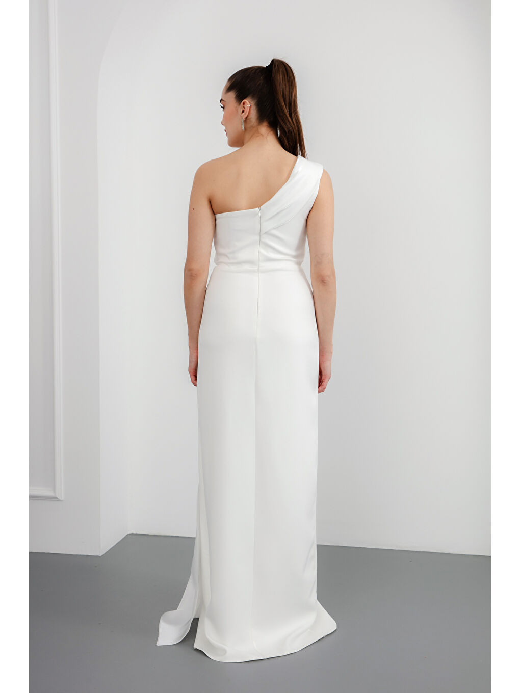 Kadın Beyaz Tek Kol Gül Detaylı Yırtmaçlı Uzun Abiye Elbise-4