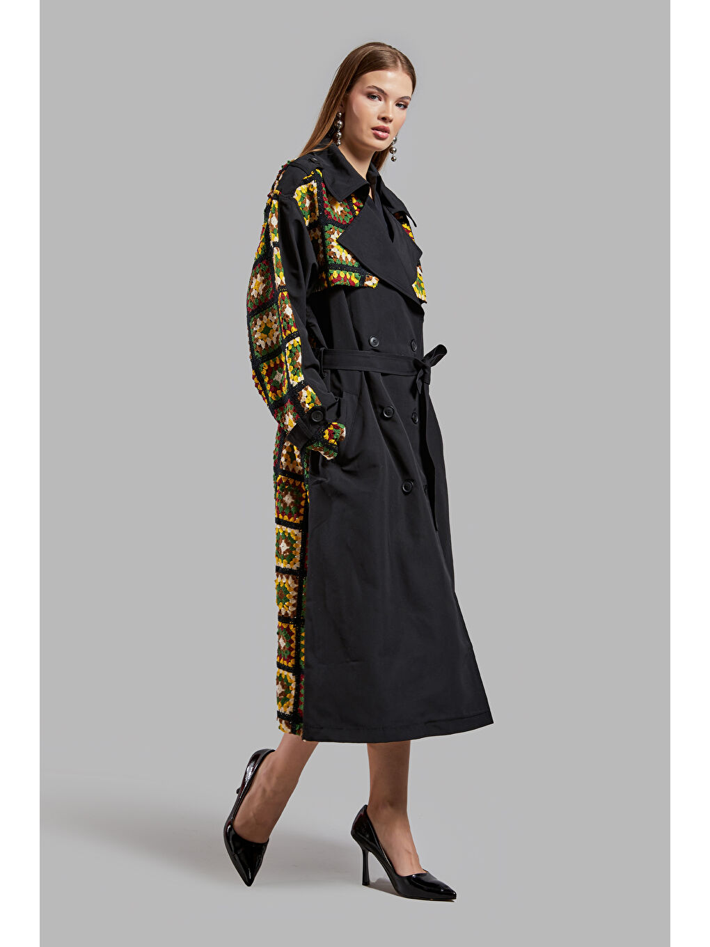Kadın Siyah Renk Etnik Desenli  Uzun Boy Kemerli TasarımTrençkot