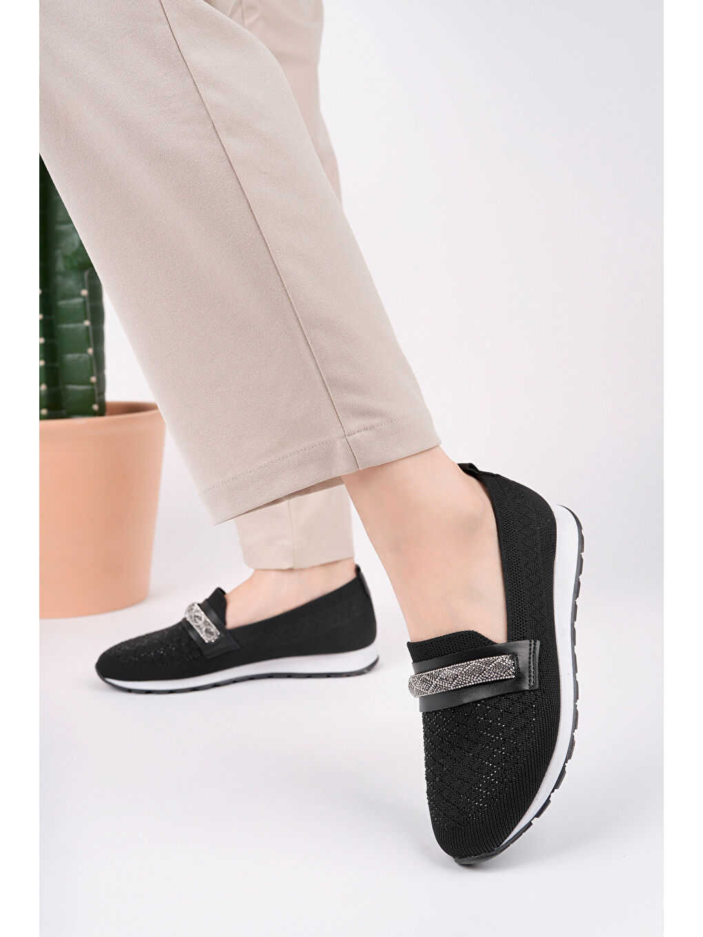 Siyah Taş Detaylı Günlük Spor Babet-2