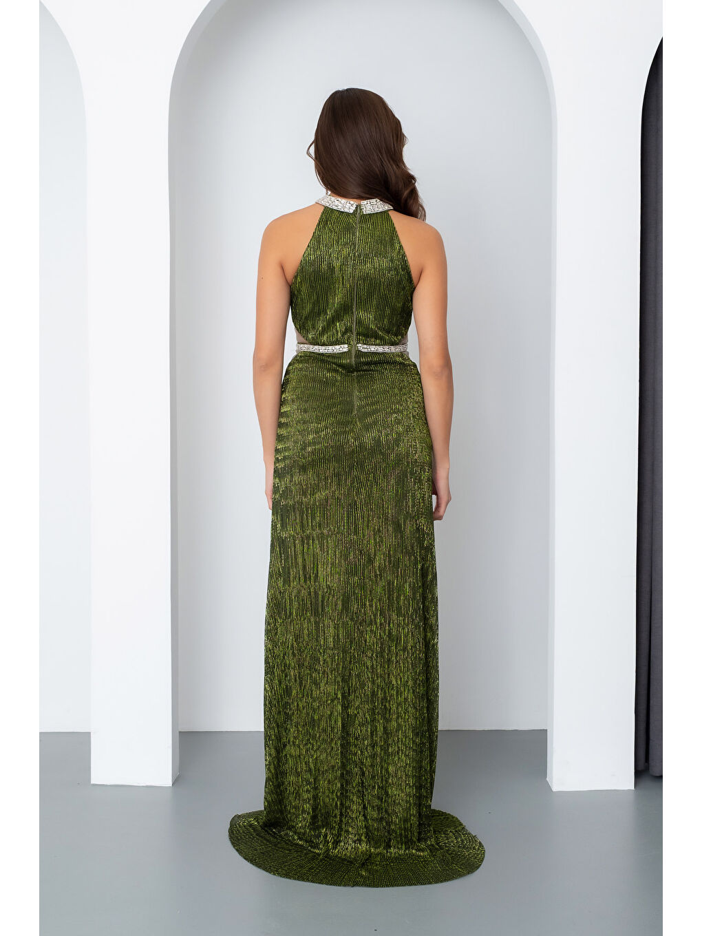 Kadın Zümrüt Yeşili Halter Yaka Taşlı Uzun Abiye Elbise-4