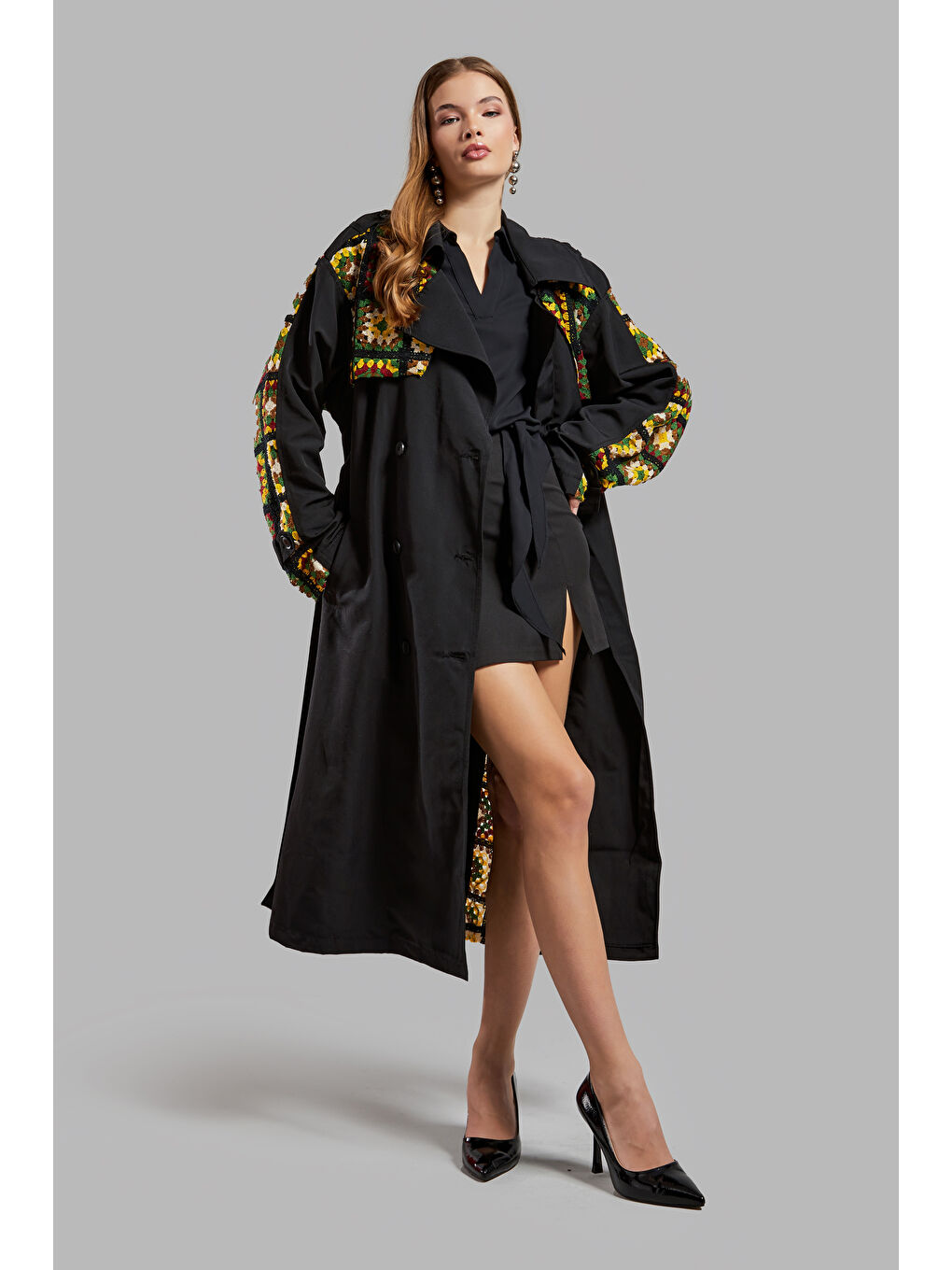 Kadın Siyah Renk Etnik Desenli  Uzun Boy Kemerli TasarımTrençkot-4