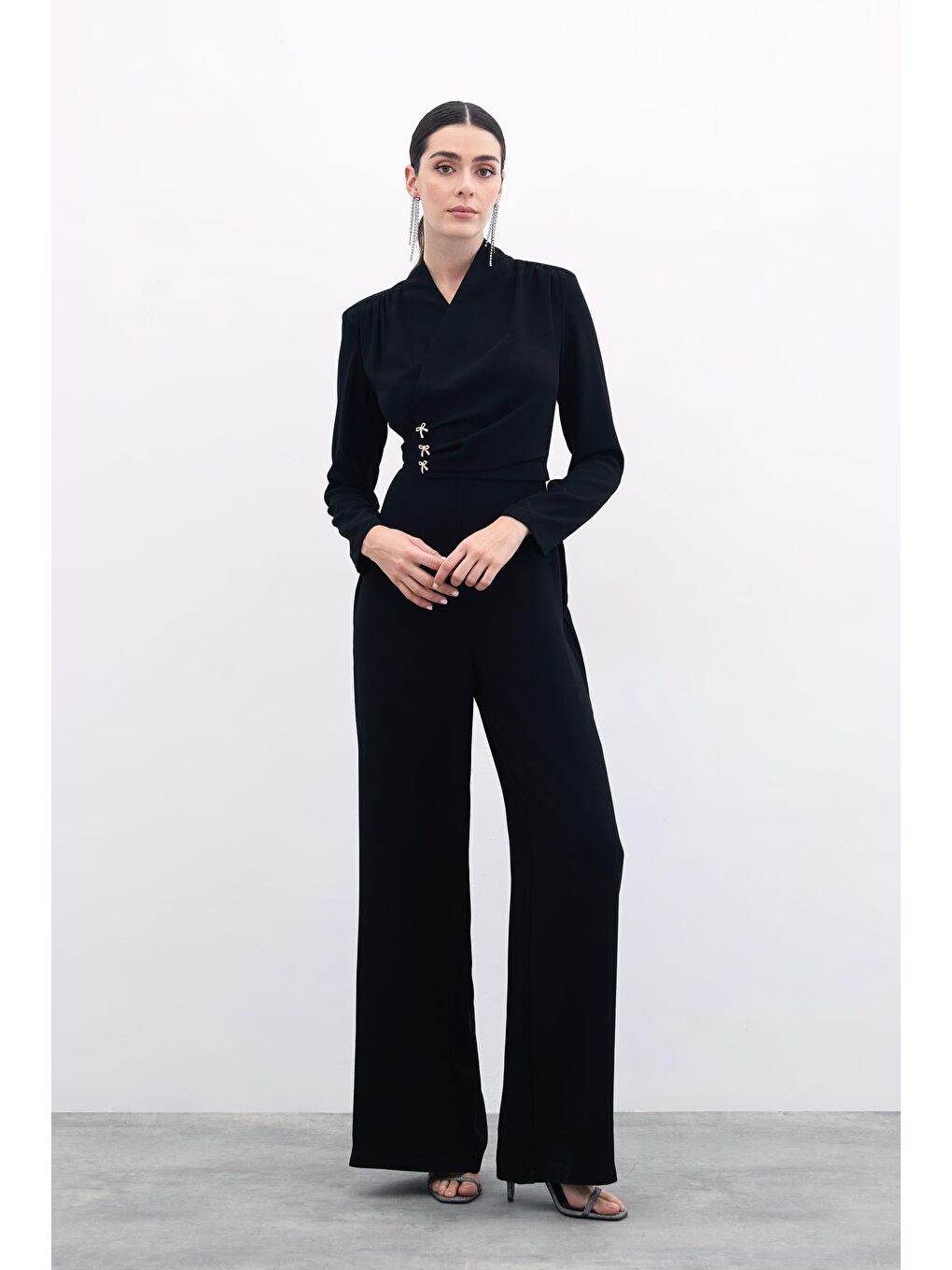 Fiyonk Aksesuarlı Krep Tulum - Siyah