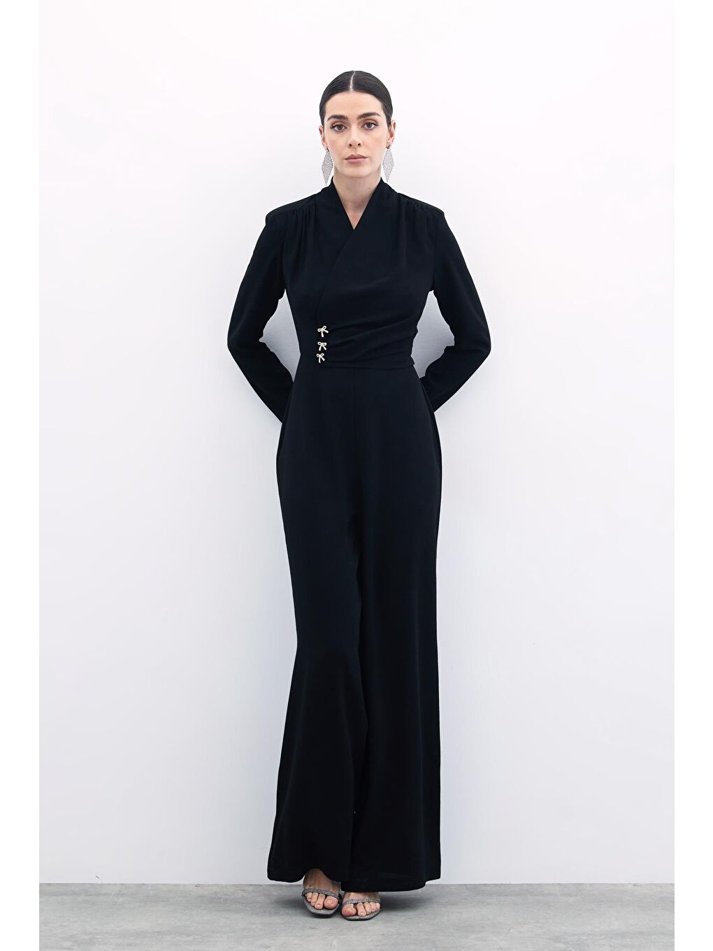 Fiyonk Aksesuarlı Krep Tulum - Siyah-1