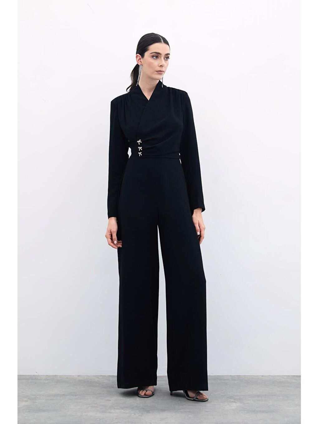 Fiyonk Aksesuarlı Krep Tulum - Siyah-2