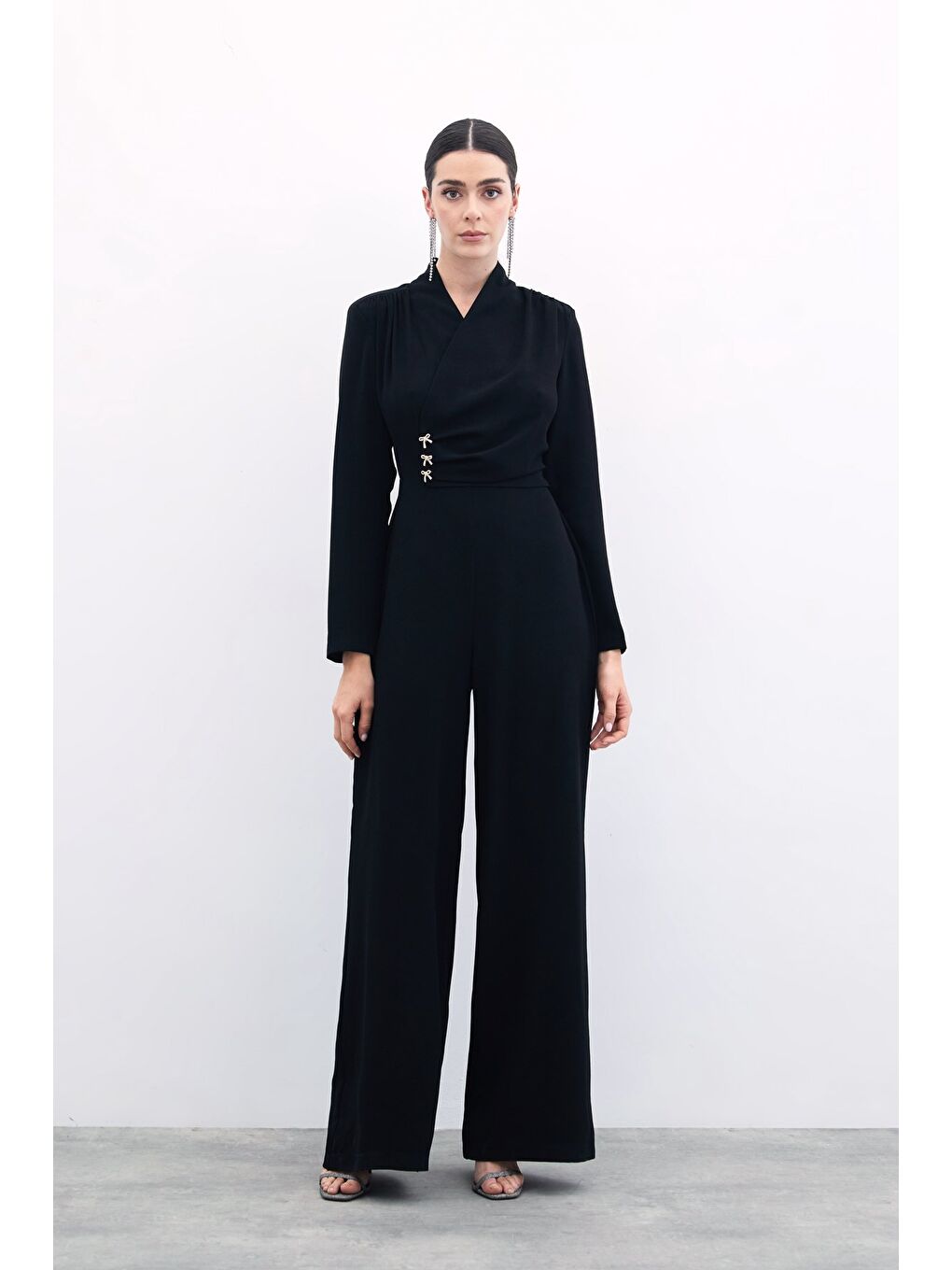 Fiyonk Aksesuarlı Krep Tulum - Siyah-3