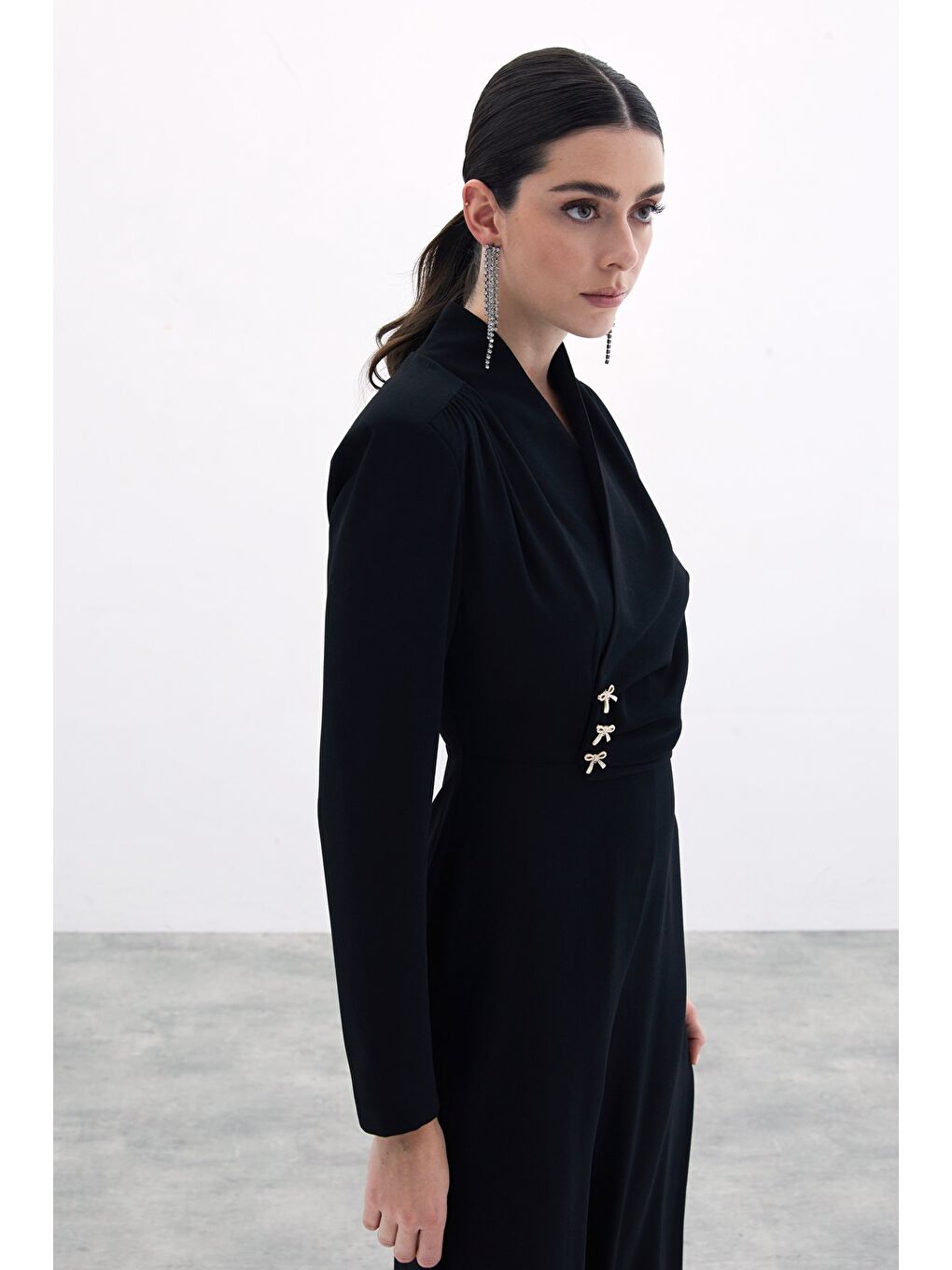 Fiyonk Aksesuarlı Krep Tulum - Siyah-4