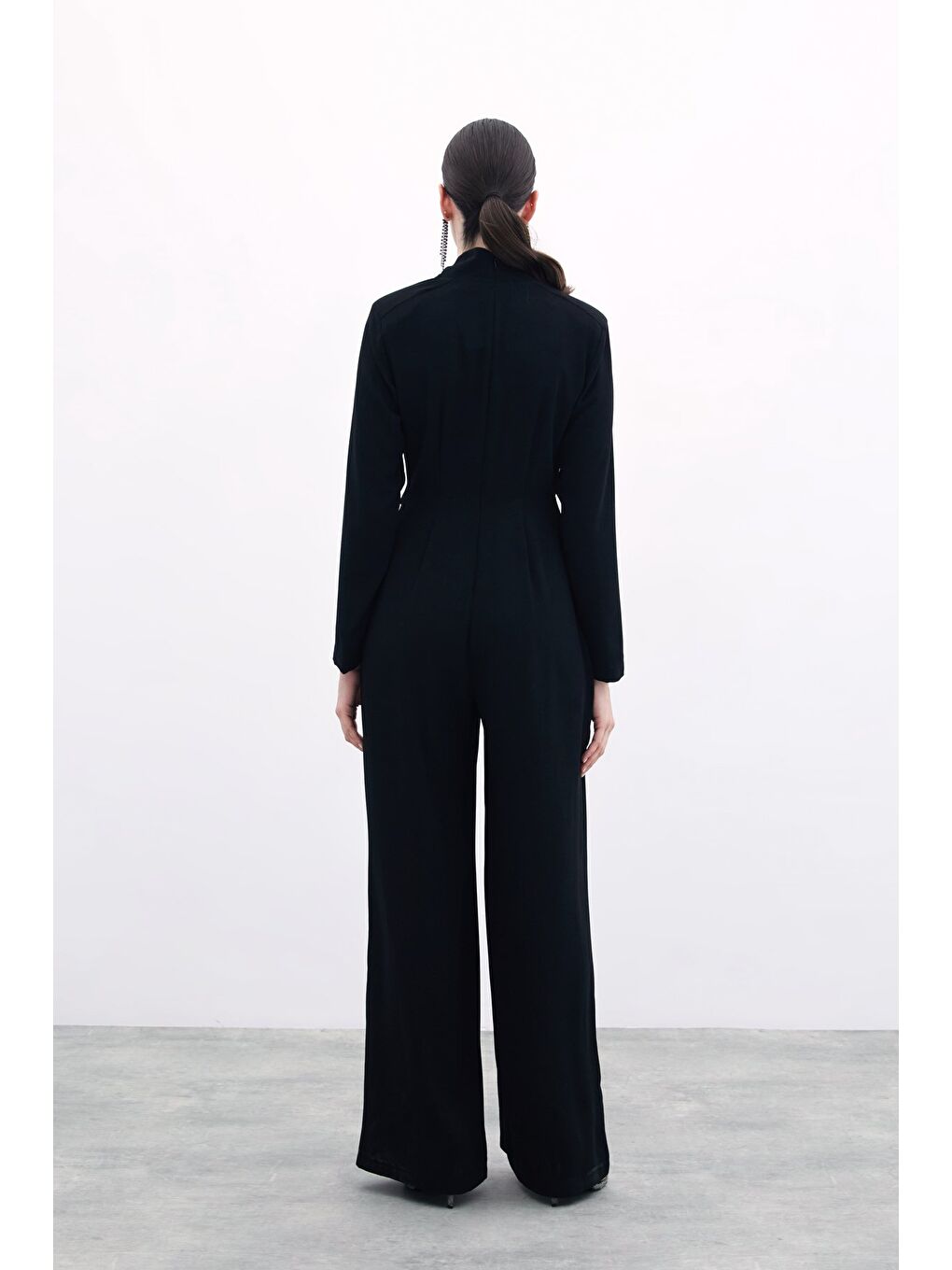 Fiyonk Aksesuarlı Krep Tulum - Siyah-6