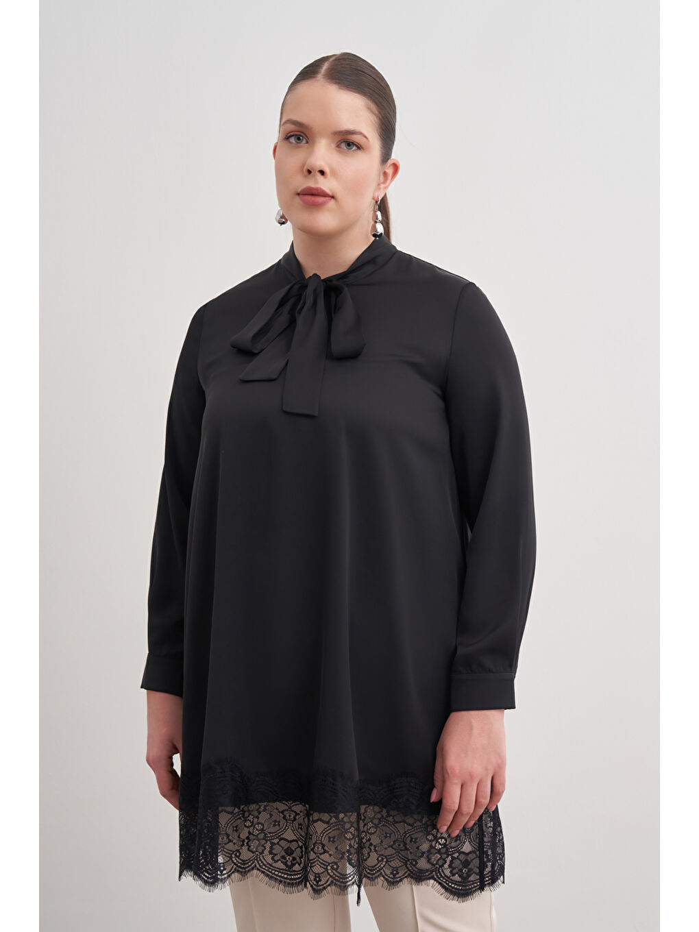 Siyah Dantel Şeritli Yakası Bağcıklı Tunik