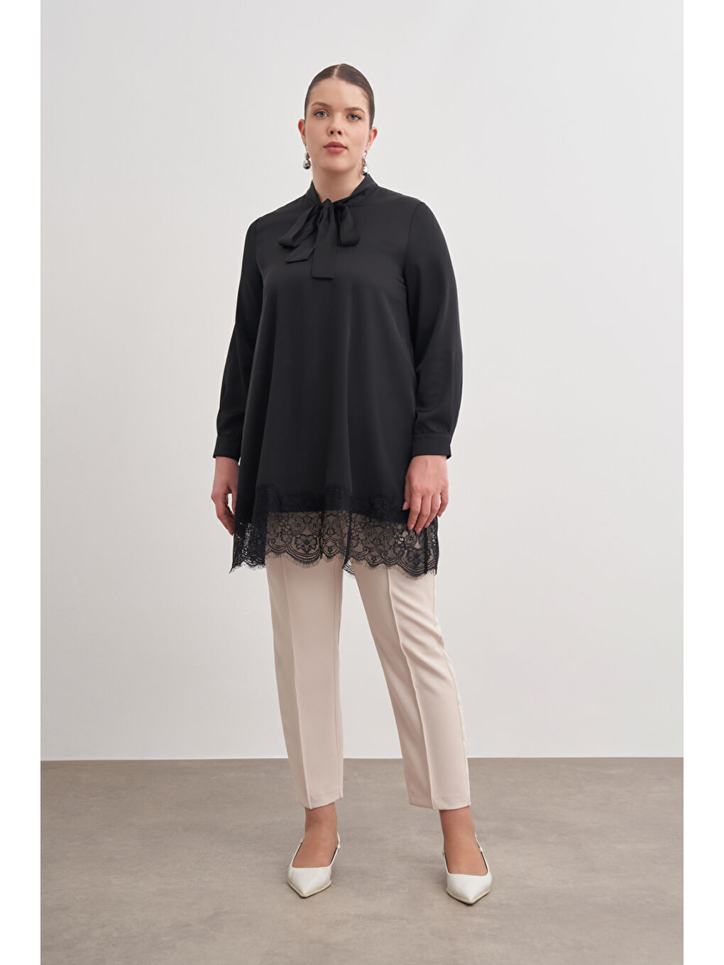 Siyah Dantel Şeritli Yakası Bağcıklı Tunik-1