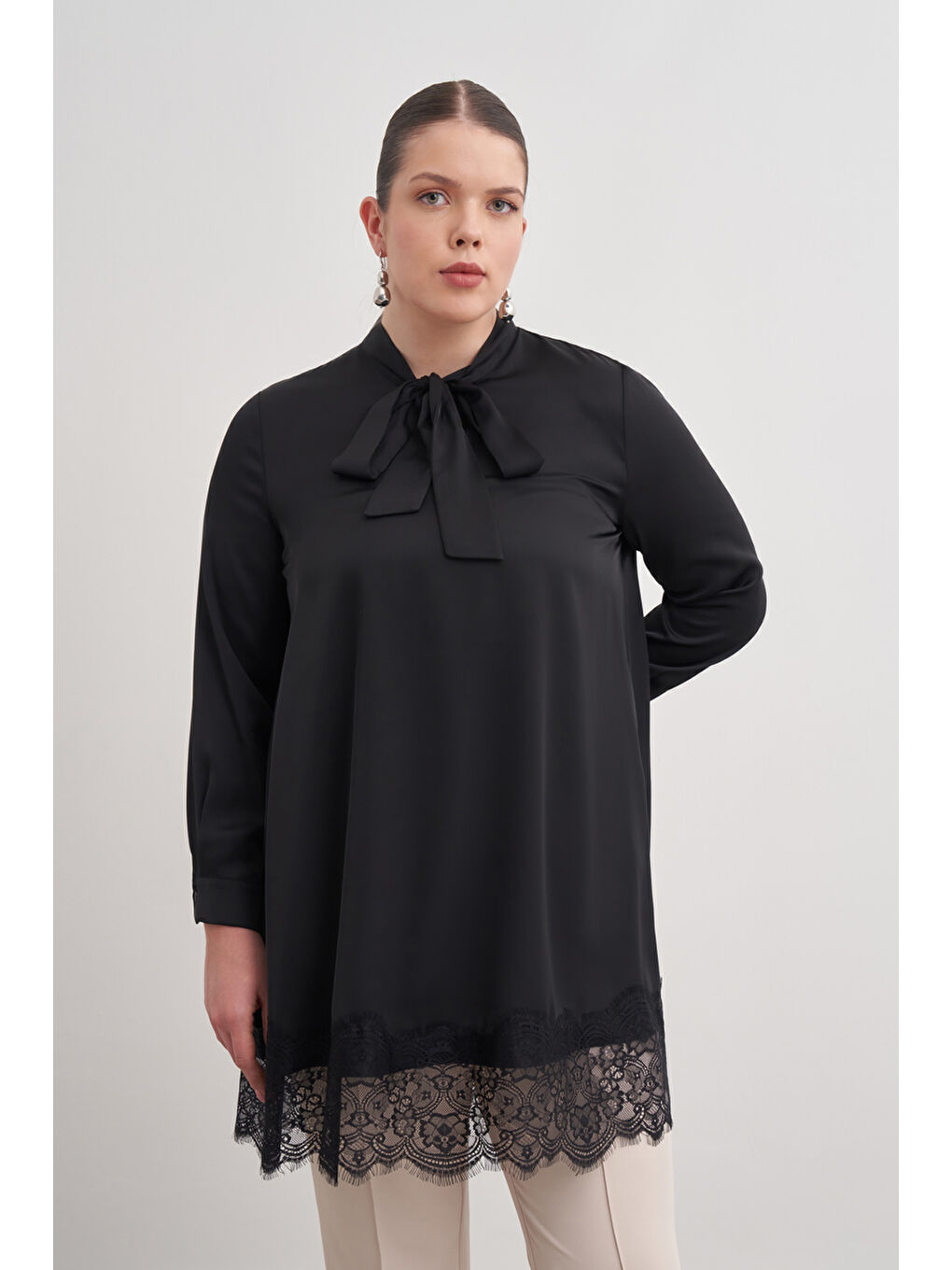 Siyah Dantel Şeritli Yakası Bağcıklı Tunik-2