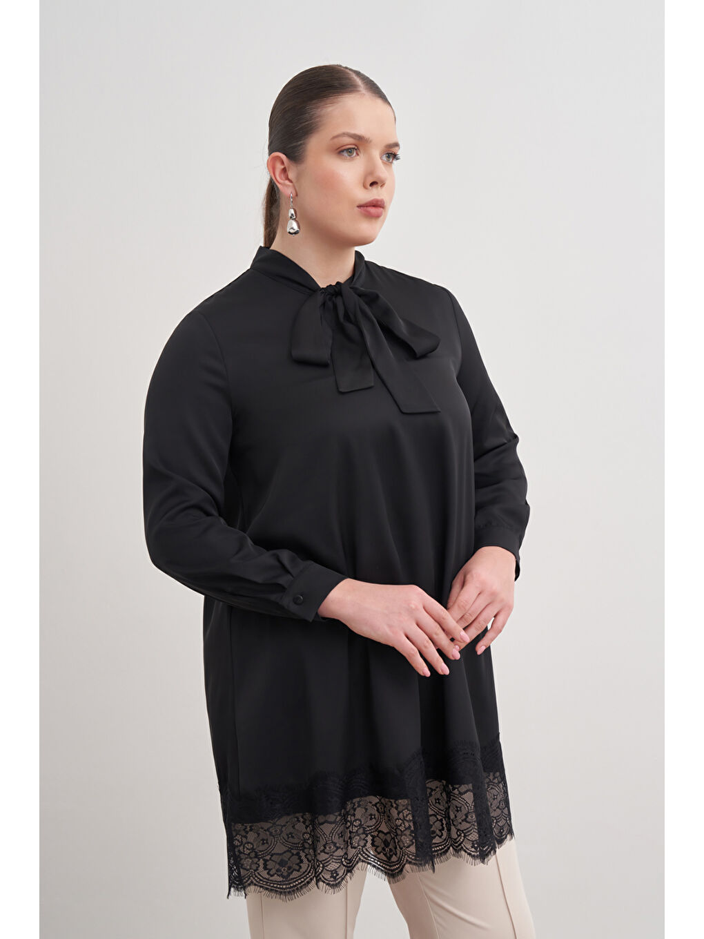 Siyah Dantel Şeritli Yakası Bağcıklı Tunik-3