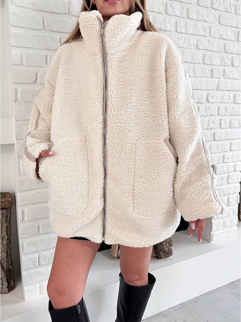 Oversize Uzun Şerit Detaylı Pelüş Mont Ekru-2