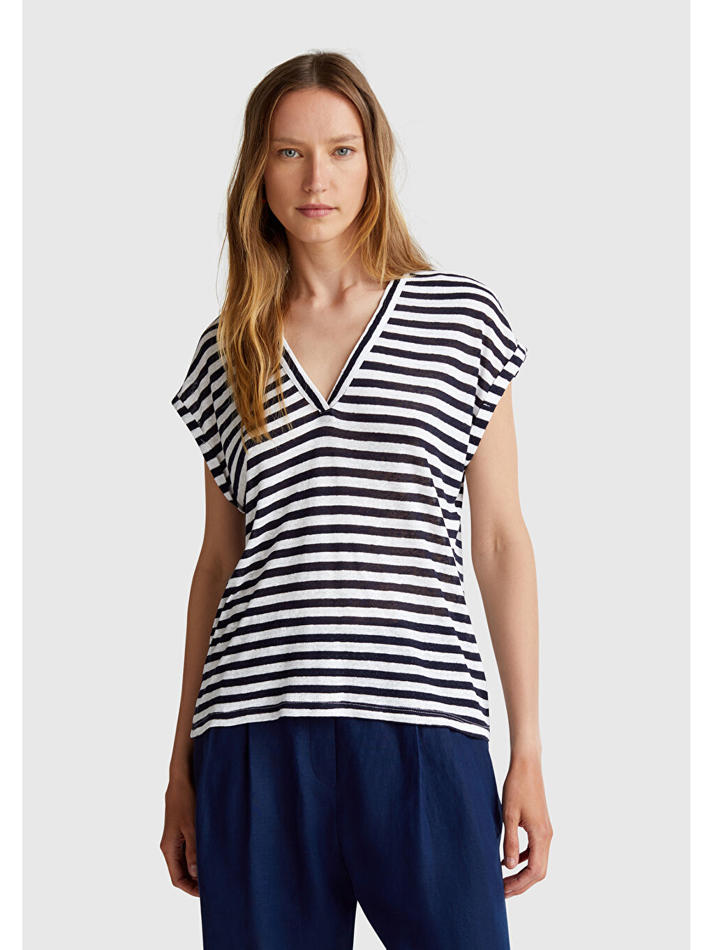Kadın Lacivert Mix Keten Karışımlı Rahat Kalıp Çizgili V Yaka T-Shirt