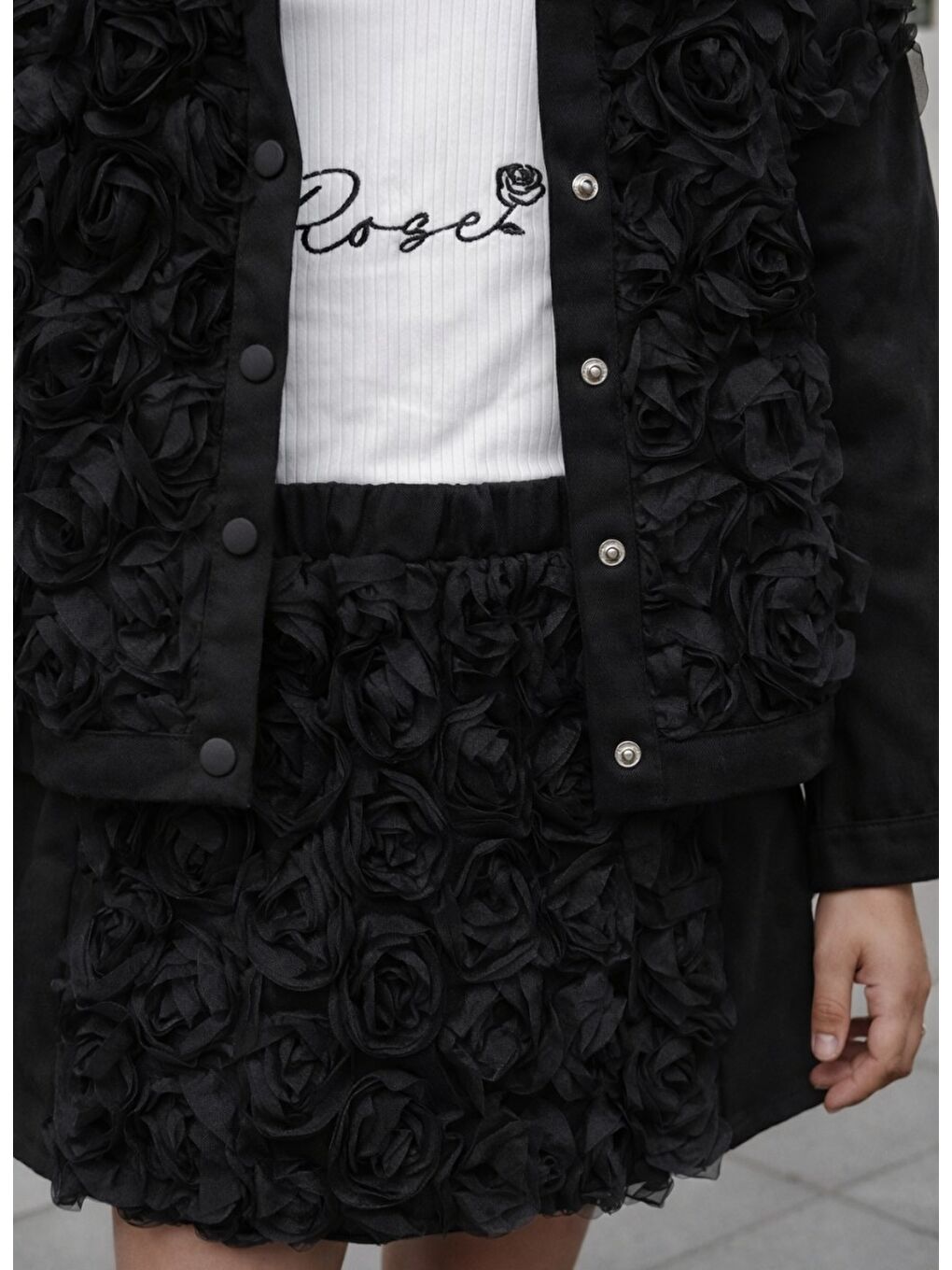 Siyah Kız Çocuk Gül Detaylı Ceketli Penyeli Şortlu Üçlü Takım-2