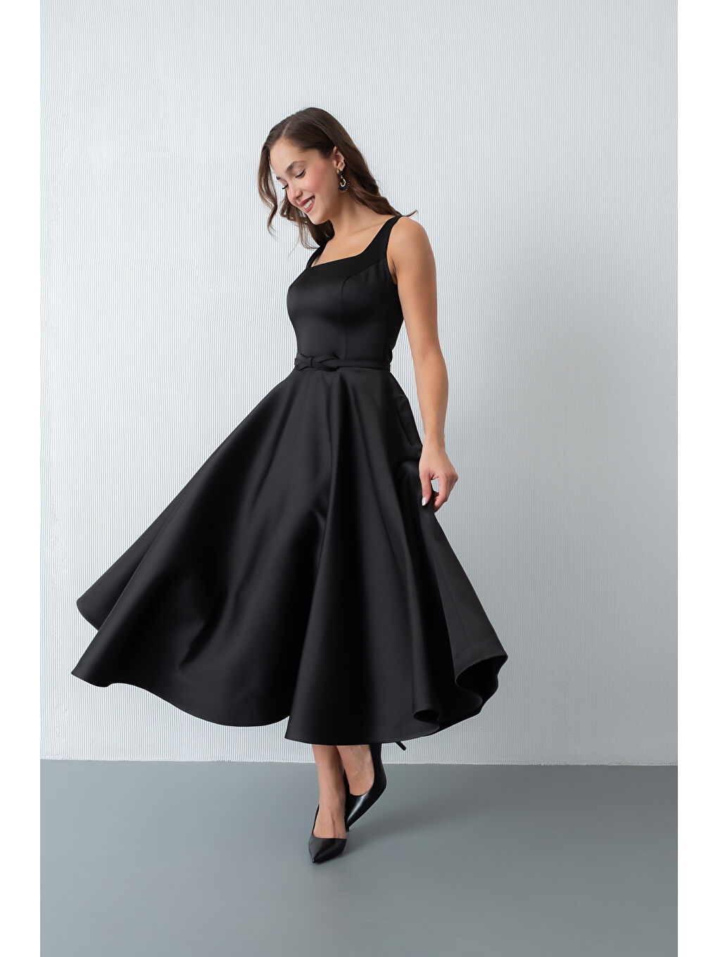 Kadın Siyah Kare Yaka Kemerli Midi Söz Nişan Elbisesi