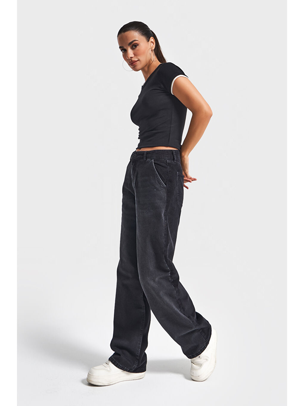 Kadın Taşlanmış Siyah Renk 2w5-1 Loose Fit Kadife Denim Parçalı Tasarım Denim Jean-1