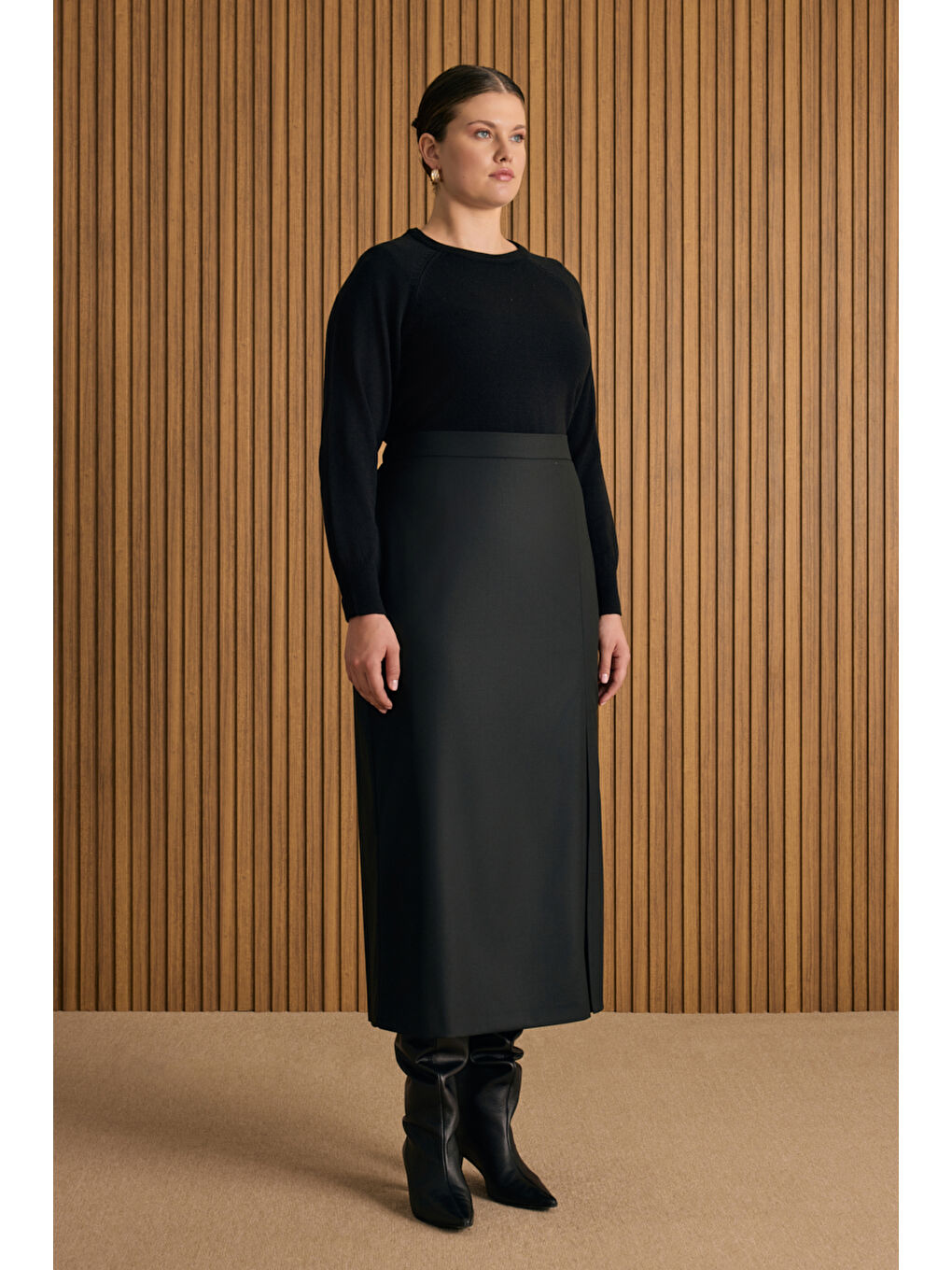 Siyah Önü Pilikaşe Yırtmaç Detaylı Etek-1