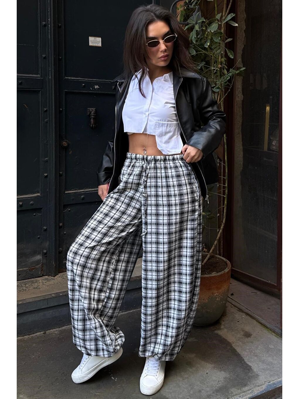 Beyaz Ekose Desenli Yüksek Bel Balon Fit Kadın Pantolon Mg2726