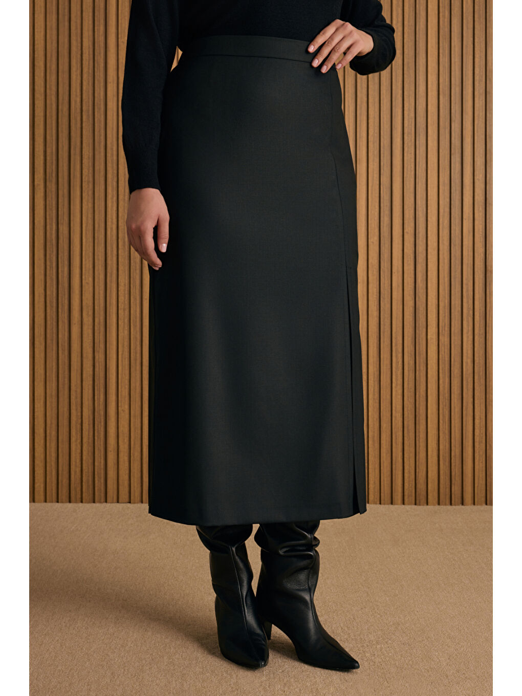 Siyah Önü Pilikaşe Yırtmaç Detaylı Etek-2