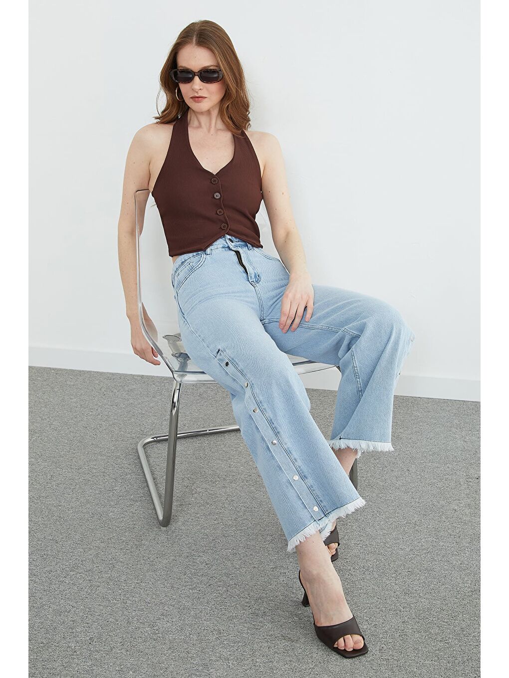 Kahverengi Boyundan Geçmeli Düğmeli Yelek