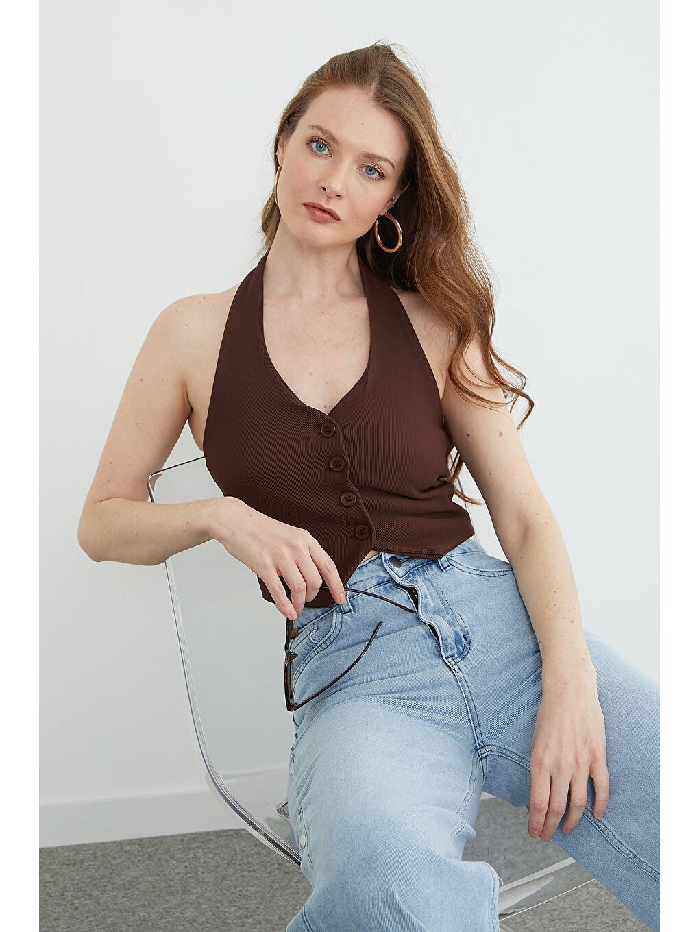 Kahverengi Boyundan Geçmeli Düğmeli Yelek-2