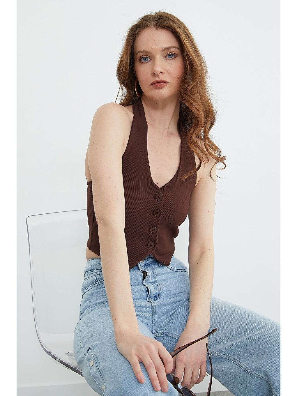 Kahverengi Boyundan Geçmeli Düğmeli Yelek-3