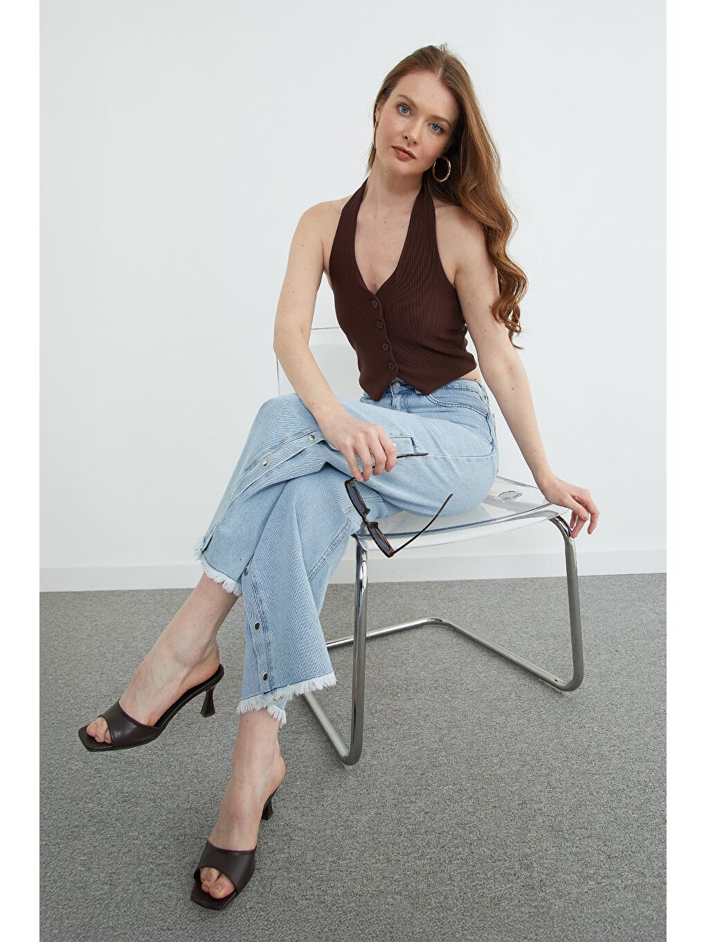 Kahverengi Boyundan Geçmeli Düğmeli Yelek-4