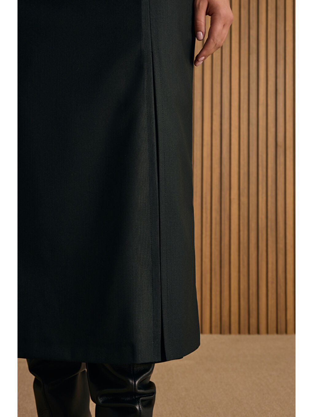 Siyah Önü Pilikaşe Yırtmaç Detaylı Etek-3