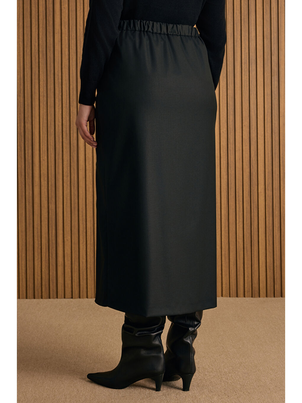 Siyah Önü Pilikaşe Yırtmaç Detaylı Etek-4