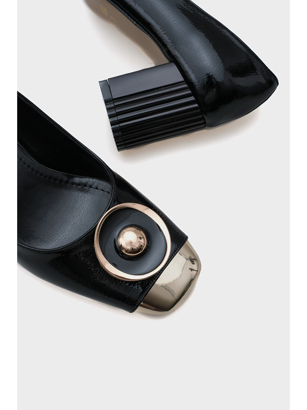 Siyah Nola Burnu Metalli Kalın Orta Topuklu Metal Aksesuarlı Ayakkabı-4