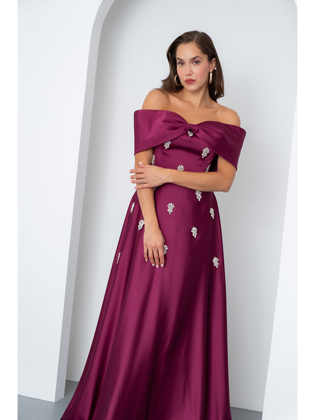 Kadın Mürdüm Straplez Taşlı Uzun Saten Abiye Elbise-3