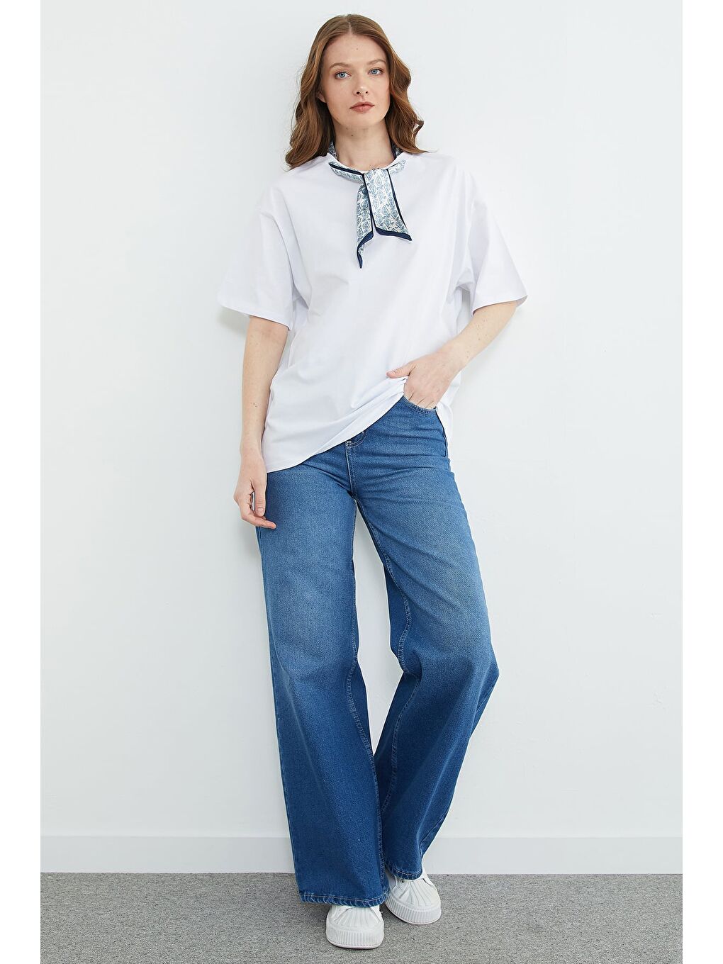 Beyaz Fular Detaylı Bisiklet Yaka Tişört-1