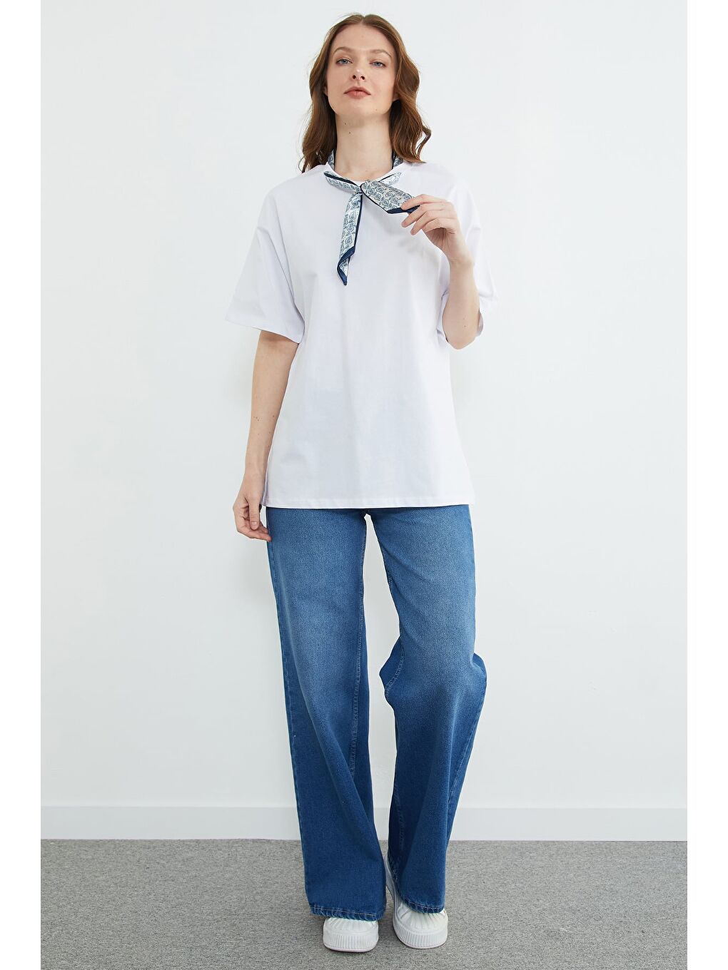 Beyaz Fular Detaylı Bisiklet Yaka Tişört-3