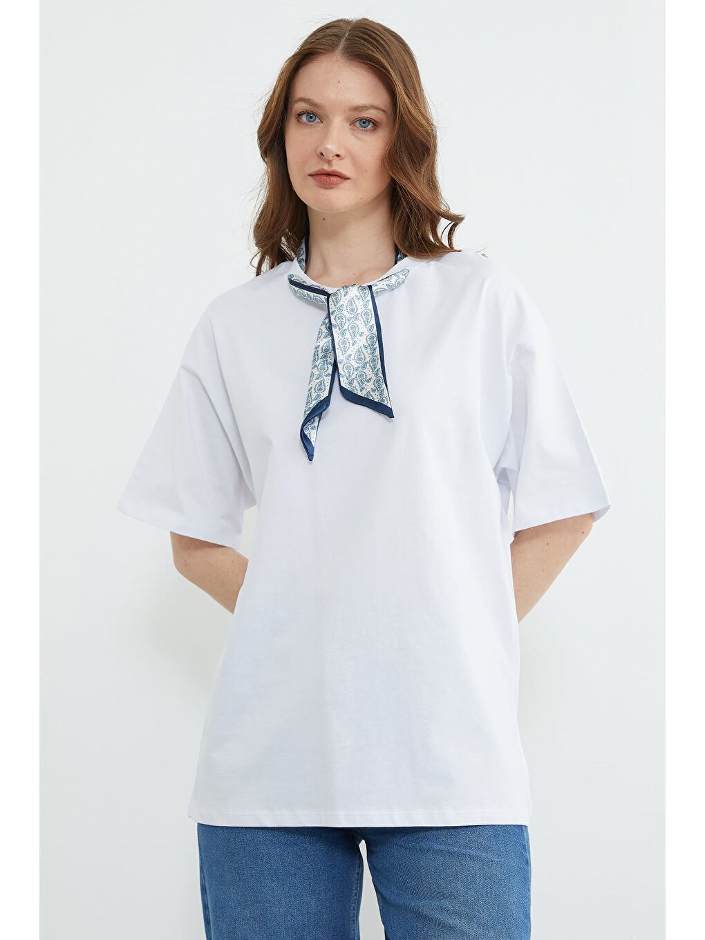 Beyaz Fular Detaylı Bisiklet Yaka Tişört-4