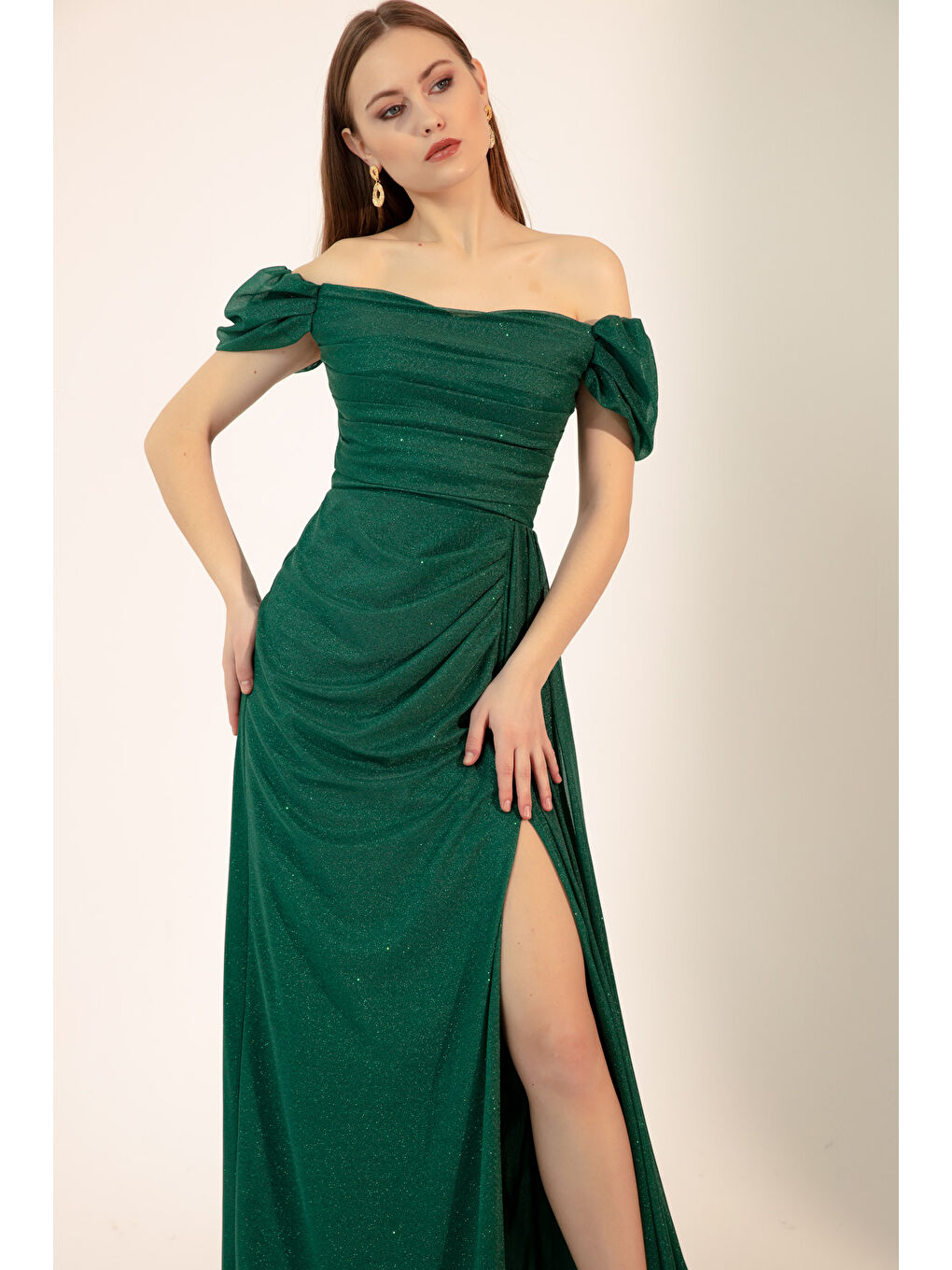 Kadın Zümrüt Yeşili Kayık Yaka Drapeli Yırtmaçlı Uzun Simli Abiye Elbise-1