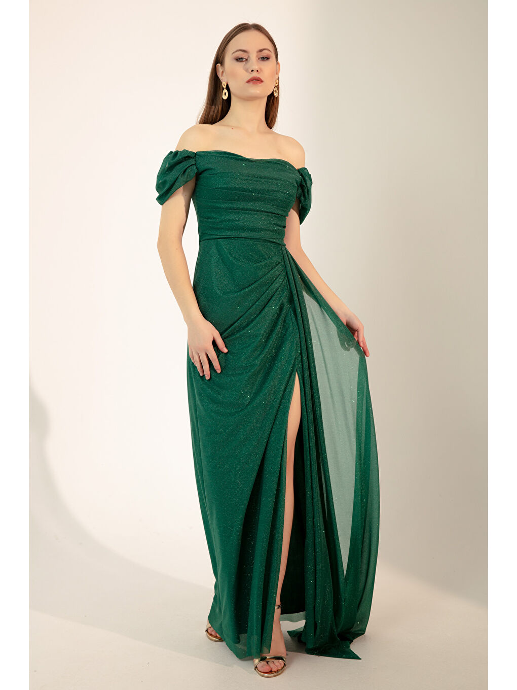 Kadın Zümrüt Yeşili Kayık Yaka Drapeli Yırtmaçlı Uzun Simli Abiye Elbise-2