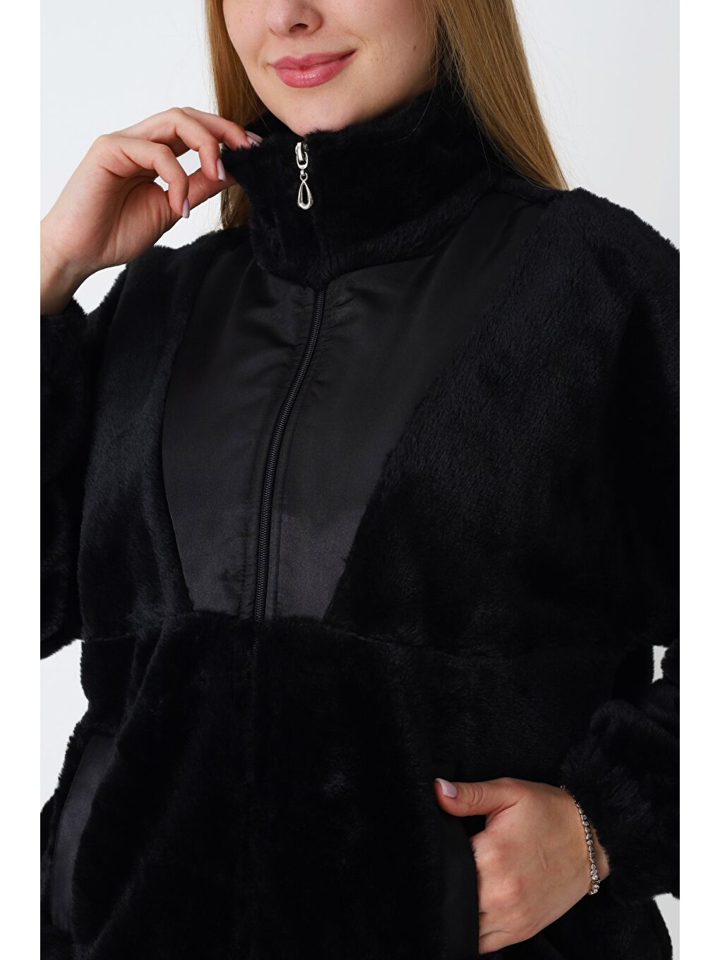Kadın Siyah Fermuarlı Pelüş Cepli Uzun Kollu Hırka-2