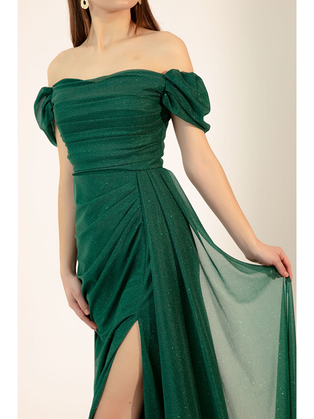 Kadın Zümrüt Yeşili Kayık Yaka Drapeli Yırtmaçlı Uzun Simli Abiye Elbise-3