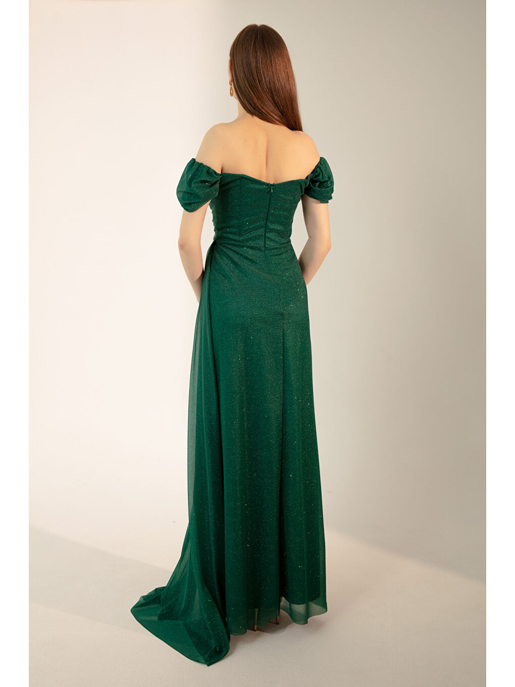 Kadın Zümrüt Yeşili Kayık Yaka Drapeli Yırtmaçlı Uzun Simli Abiye Elbise-4