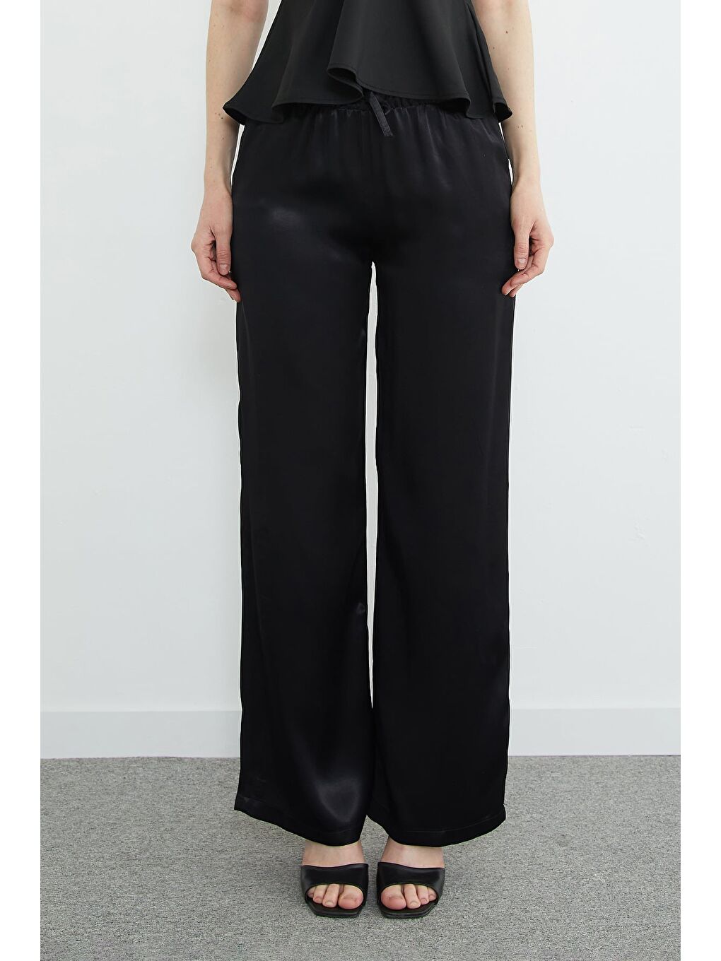 Siyah Beli Lastikli Cepli Palazzo Saten Pantolon-3