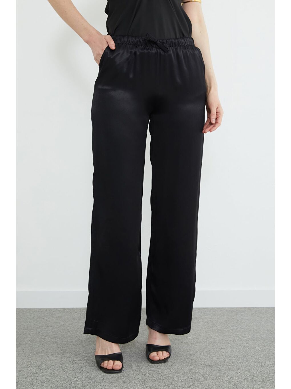 Siyah Beli Lastikli Cepli Palazzo Saten Pantolon-4