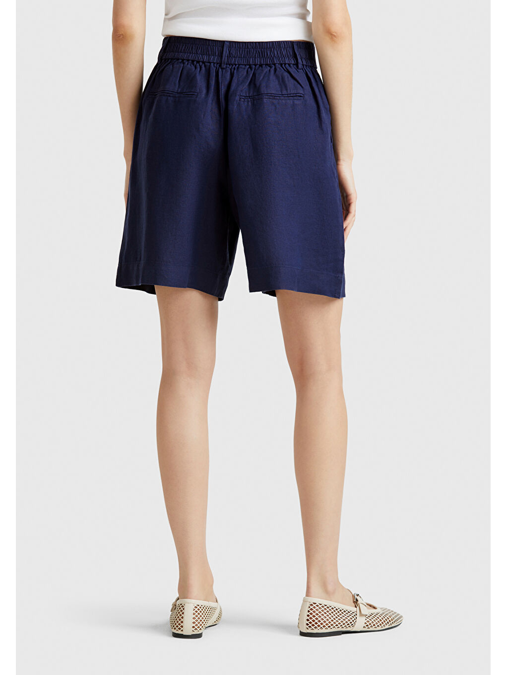 Kadın Lacivert %100 Keten Arka Beli Lastikli Pileli Relax Fit Bermuda Şort-2